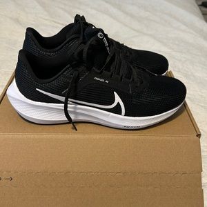Black Nike Air Zoom Pegasus 40, Women’s 9, Men’s 7.5